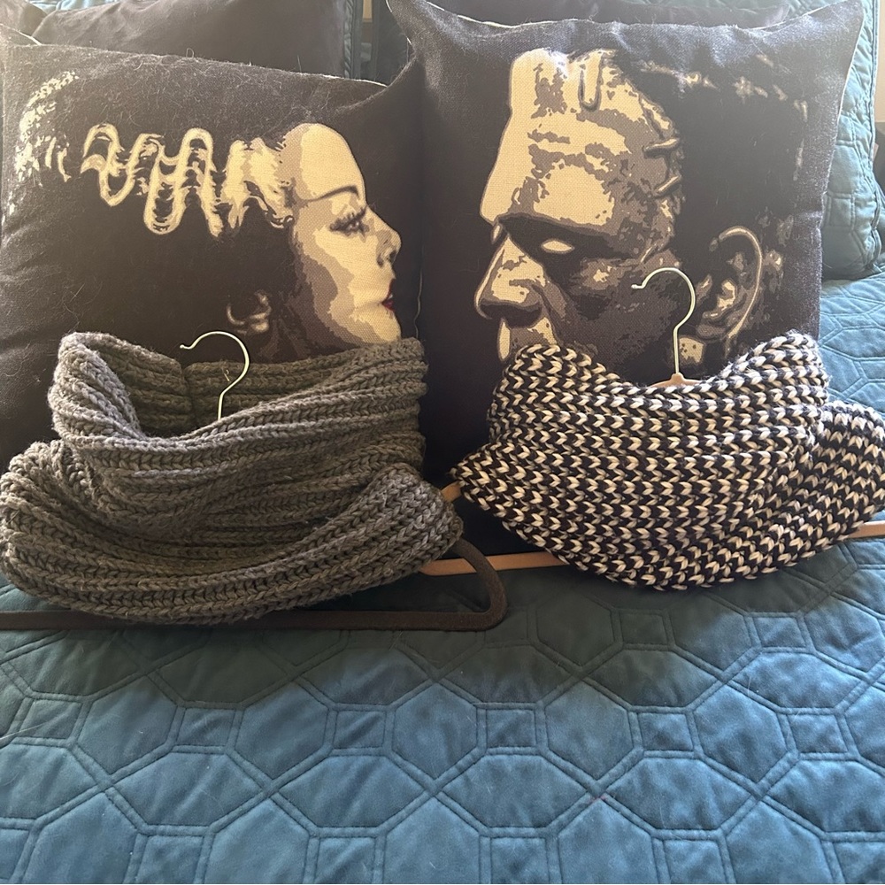 Bundle of two knit infinity scarves